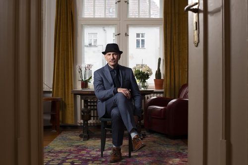 Pressefoto Sirko Salka, am Fenster